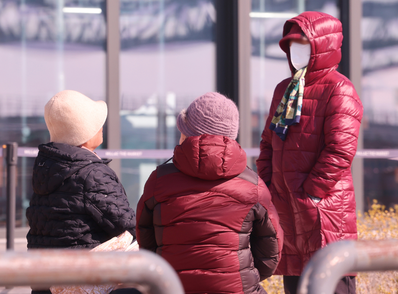 Senior citizens in Busan on Monday (Yonhap)