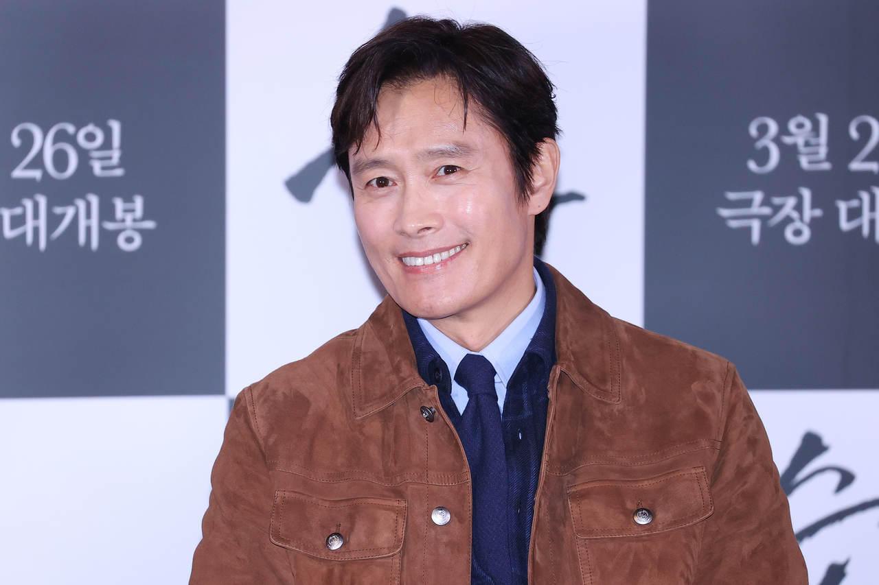 배우 이병헌이 19일 오후 서울 용산구 CGV용산아이파크몰에서 열린 영화 ‘승부’ 언론시사회 및 기자간담회에서 미소짓고 있다.  [연합]