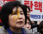 민주당 의원에 ‘계란 테러’…경찰, 강제 해산하고 용의자 추적