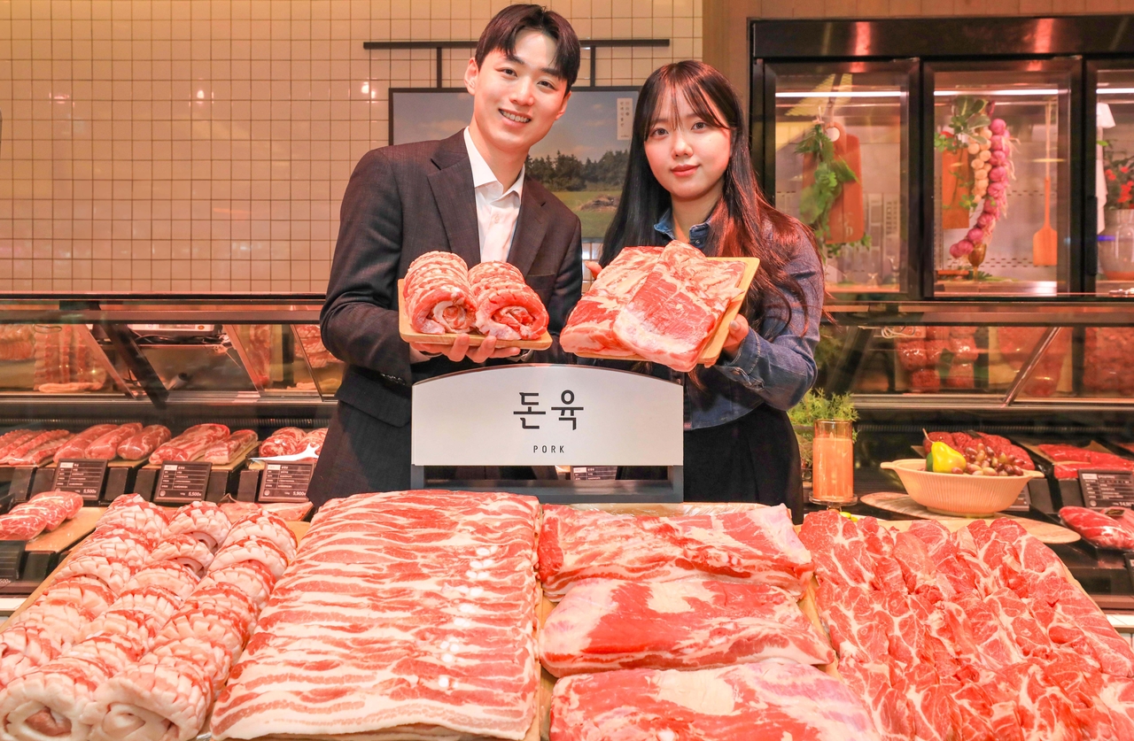 현대백화점 모델이 20일 론칭한 ‘현대 셀렉티드 포크’제품을 선보이고 있다.  [현대백화점 제공]