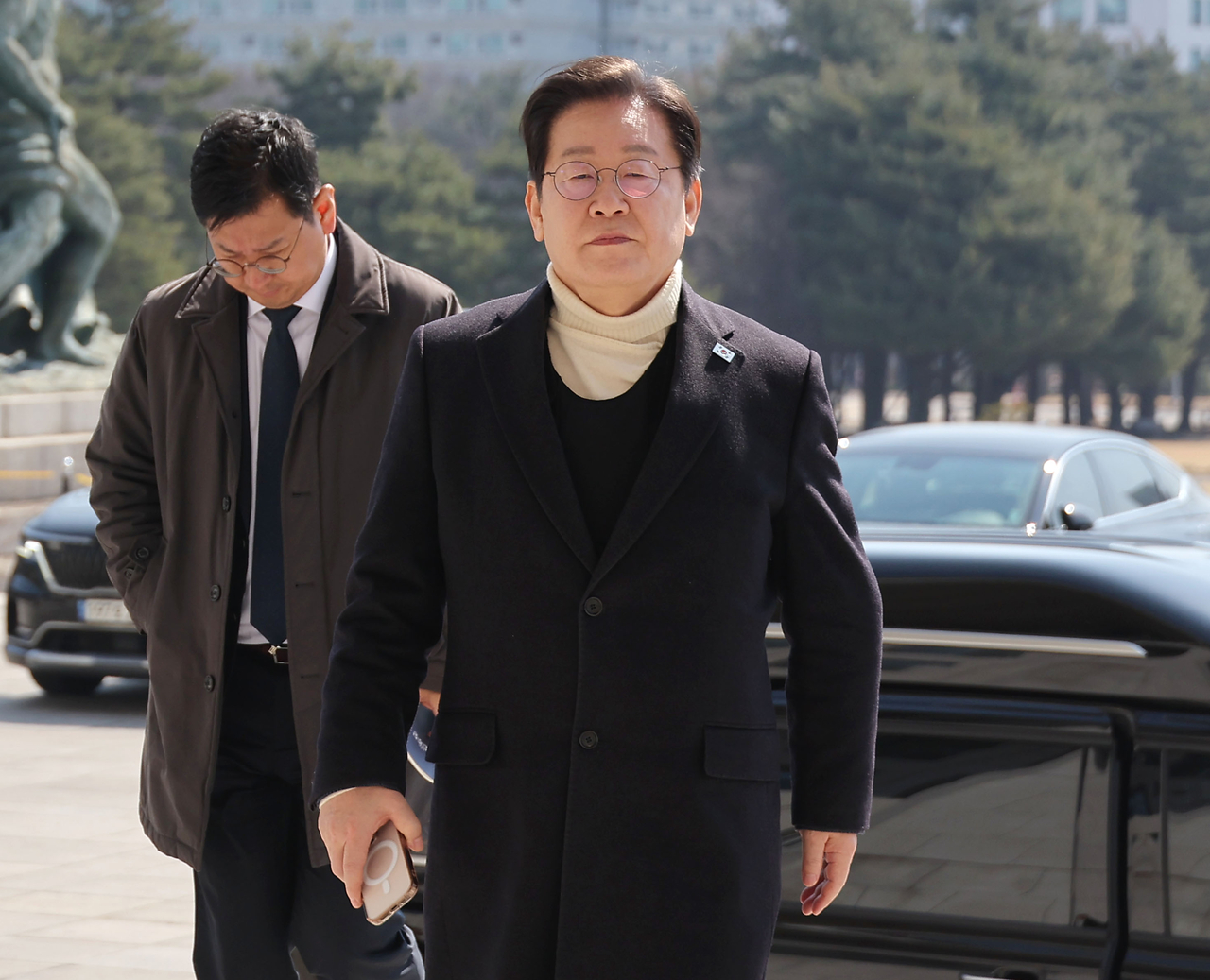 Rep. Lee Jae-myung, chair of the main opposition Democratic Party of Korea, is seen wearing a bulletproof vest under his blazer, as he enters the National Assembly building on Wednesday. (Yonhap)