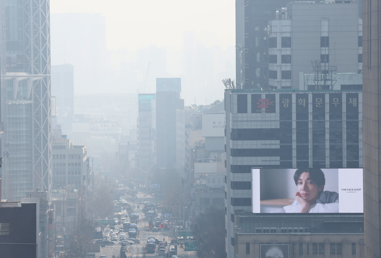 Seoul is seen covered in fine dust in this photo taken in Jongno-gu, central Seoul, with ultrafine dust levels forecast to remain at "bad" levels in the capital until Saturday. (Yonhap)