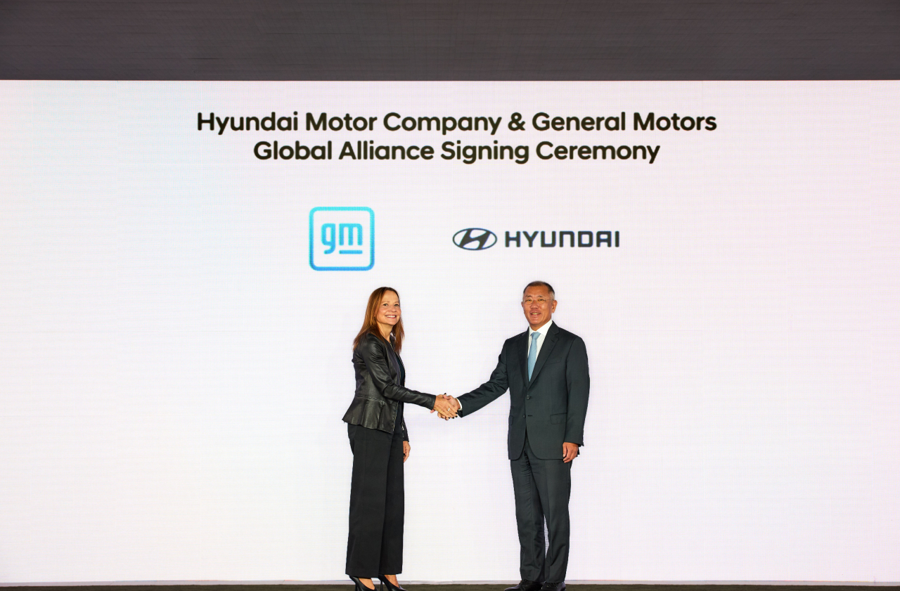 Hyundai Motor Group Executive Chair Chung Euisun (right) and General Motors CEO Mary Barra shake hands after the two automakers sign a partnership agreement at Genesis House New York on Sep. 12, 2024. (Hyundai Motor Group)