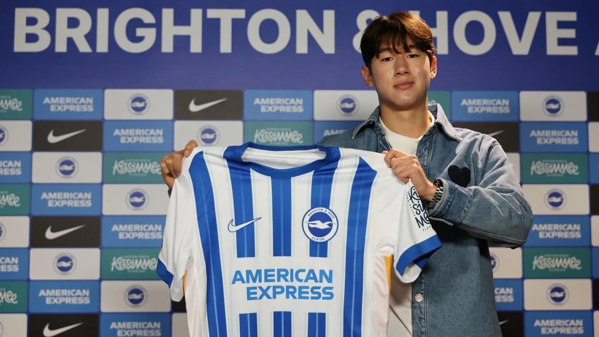 South Korean winger Yoon Do-young poses with the shirt for Brighton & Hove Albion after signing for the Premier League club on Friday (Yonhap)