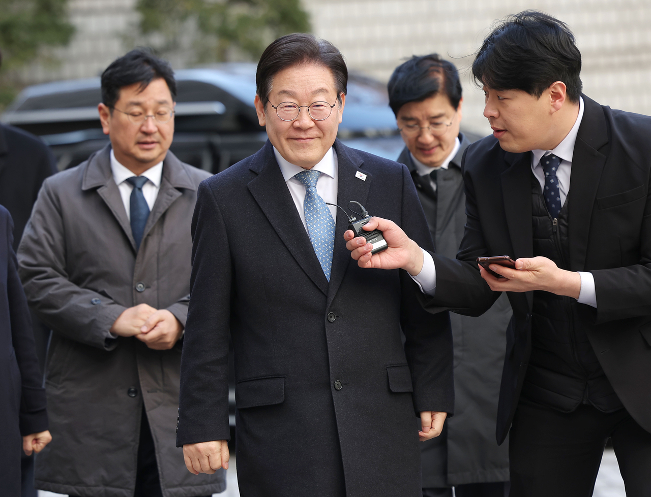 Rep. Lee Jae-myung, chair of the main opposition Democratic Party of Korea, arrives at the Seoul High Court to attend the final hearing of his trial on his election law violation charge on Wednesday. (Yonhap)