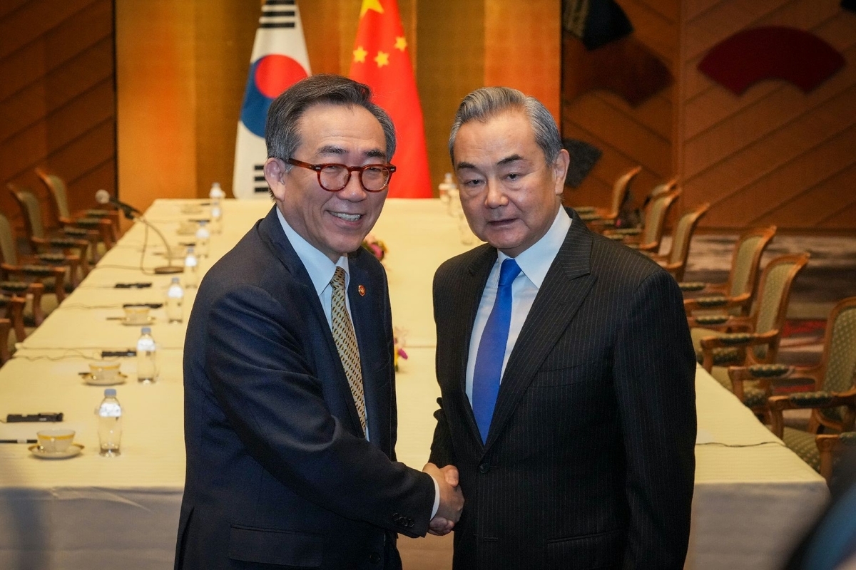 Foreign Minister Cho Tae-yul (left) poses with Chinese Foreign Minister Wang Yi during their talks in Tokyo on Friday (Yonhap)