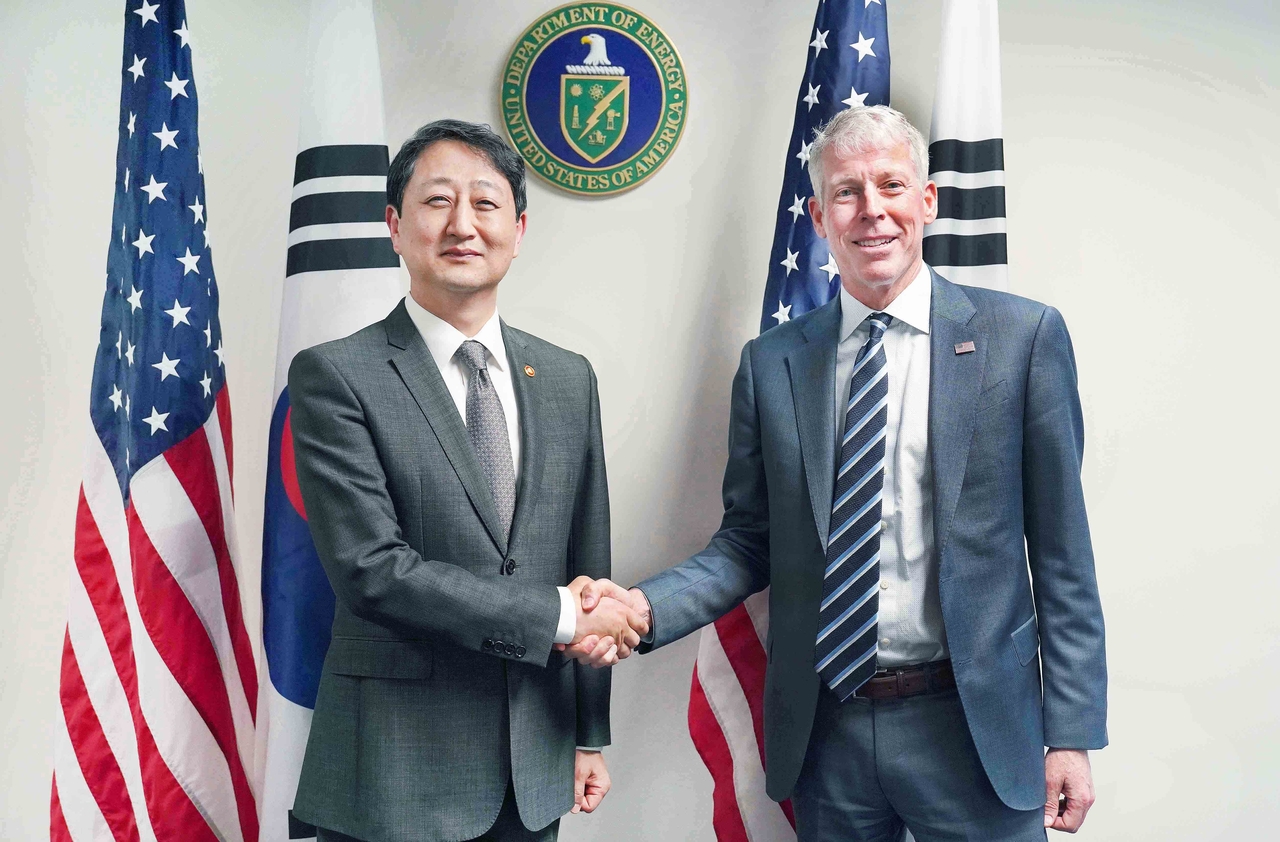 South Korean Industry Minister Ahn Duk-geun (left) and US Secretary of Energy Chris Wright pose for a photo after their meeting in Washington on Thursday (US time). (Ministry of Trade, Industry and Energy)