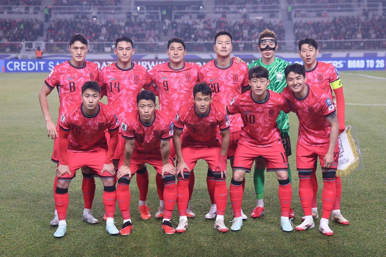Members of the South Korean starting lineup pose for photos before taking on Oman in their Group B match in the third round of the Asian World Cup qualification at Goyang Stadium in Goyang, Gyeonggi Province, on Thursday. (Yonhap)
