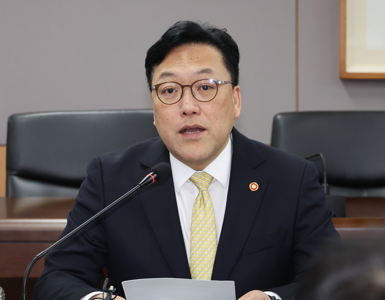 Kim Byung-hwan, chairman of the Financial Services Commission, during a savings bank meeting on Thursday. (Yonhap)