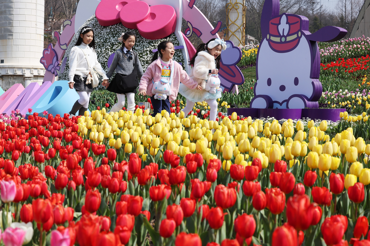 Kids enjoy the Tulip Festival at Everland on Friday. (Yonhap)