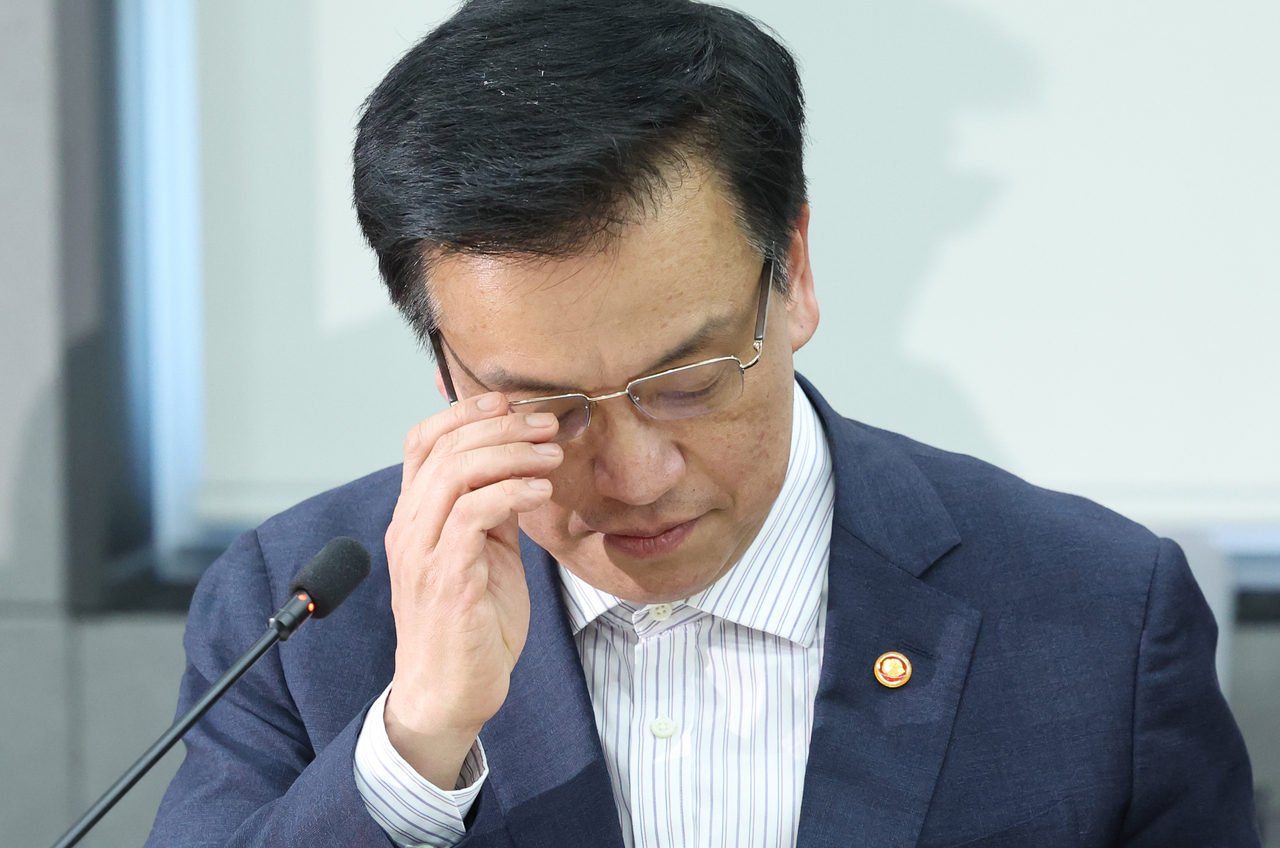 Acting President Choi Sang-mok presides over a meeting with representatives of secondary battery recycling company in Gunsan, North Jeolla Province, on Friday. (Pool photo via Yonhap)