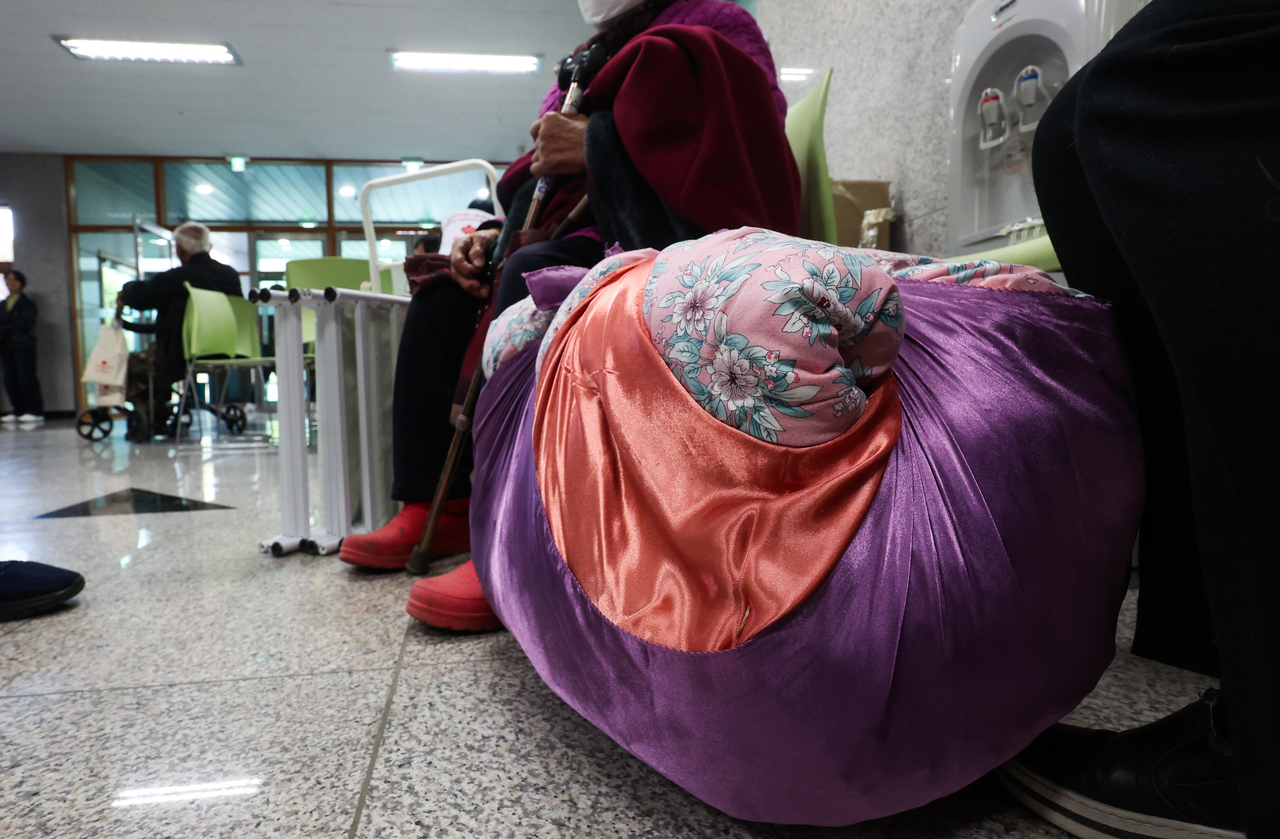 Residents evacuated from spreading wildfires are being sheltered at the Korean Confucian Culture Center in Sancheong, South Gyeongsang Province, on Saturday. (Yonhap)