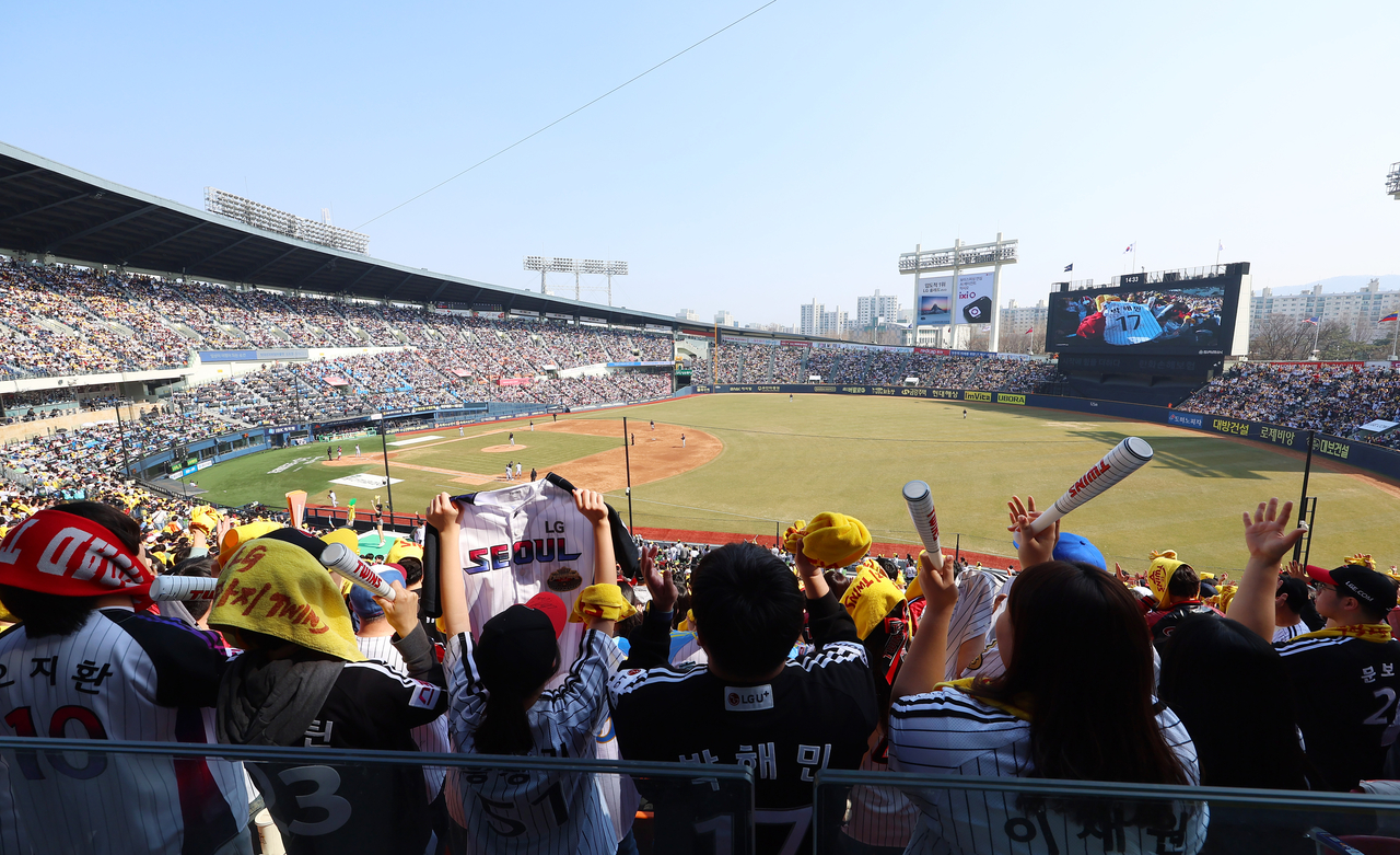 Fans cheer during the LG Twins vs. Lotte Giants game at Jamsil Baseball Stadium in Seoul on Saturday. (Yonhap)