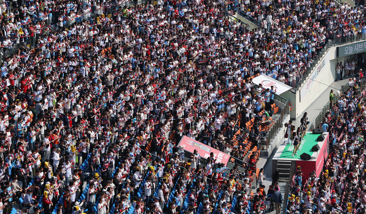 Fans cheer during the LG Twins vs. Lotte Giants game at Jamsil Baseball Stadium in Seoul on Saturday. (Yonhap)