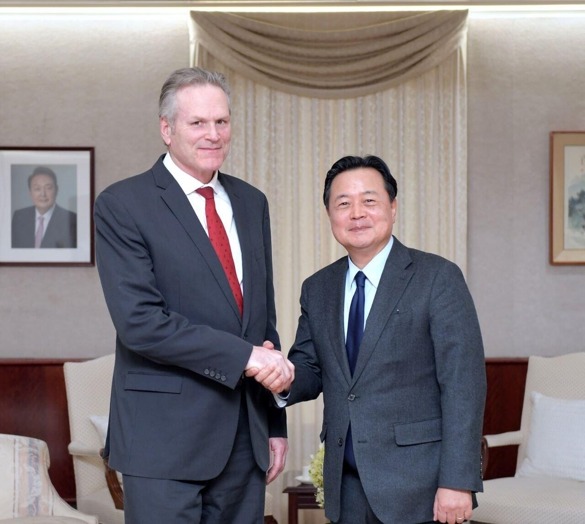 South Korean Ambassador to the US Cho Hyun-dong (right) and Alaska Governor Mike Dunleavy shake hands after a meeting on strengthening cooperation on Alaska’s LNG project on Feb. 20, at South Korean Embassy in the US, in Washington DC. (South Korean Embassy in the US)