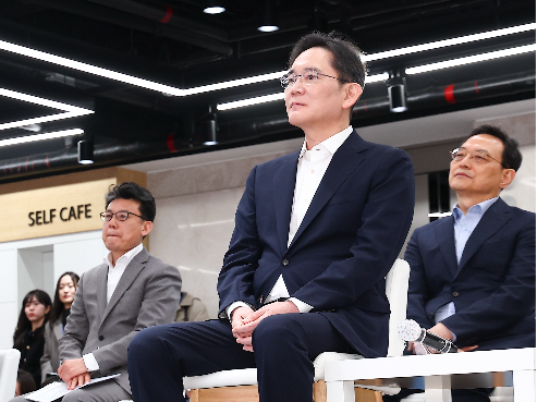 A photo of Samsung Electronics Co. Chairman Lee Jae-yong (center) on Thursday. (Yonhap)