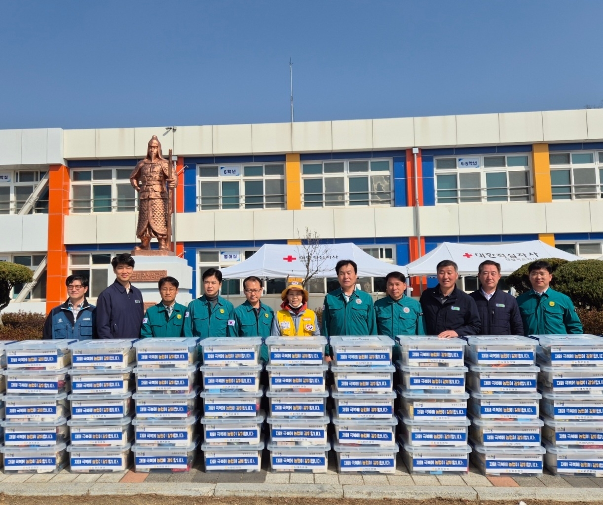 농협중앙회 여영현 상호금융대표이사는 23일 의성 안평초등학교에 설치된 산불재난 임시주거시설을 찾아 농업인 구호물품키트를 전달했다.