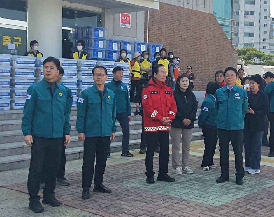 농협중앙회는 23일 의성체육관에 설치된 산불재난 임시주거시설을 찾아 긴급구호물품을 전달했다. (사진 앞줄 오른쪽부터 이철우 경북도지사, 김주수 의성군수, 여영현 농협중앙회 상호금융대표이사, 최진수 경북농협 본부장)