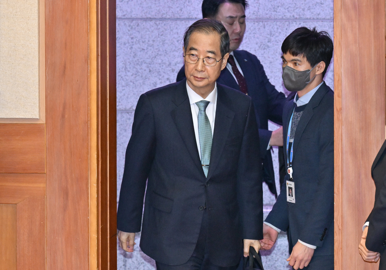 Prime Minister Han Duck-soo enters the courtroom for the hearing of his impeachment trial at Constitutional Court of Korea in Seoul on Feb. 19. (Yonhap)