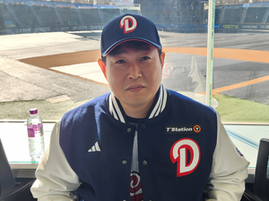 두산 양의지, 파울 타구에 왼쪽 엄지발가락 부상…선수 교체
