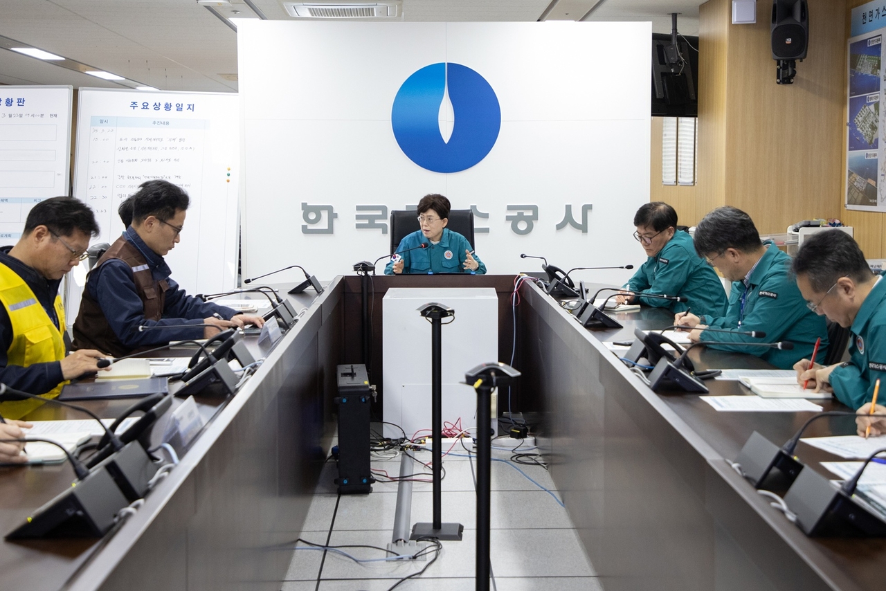 최연혜 한국가스공사 사자이  23일 대구 동구 본사 재난상황실에서 주요 영남권 산불 재난 관련 천연가스 공급시설 피해 방지를 위한 긴급 대책회의를 주재하고 있다.［한국가스공사 제공］