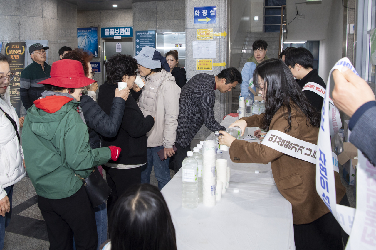 울릉군과 우산고로쇠 영농조합이 여객선 터미널에서 관광객을 대상으로 우산고로쇠 판매 홍보를 하고 있다(울릉군 제공)