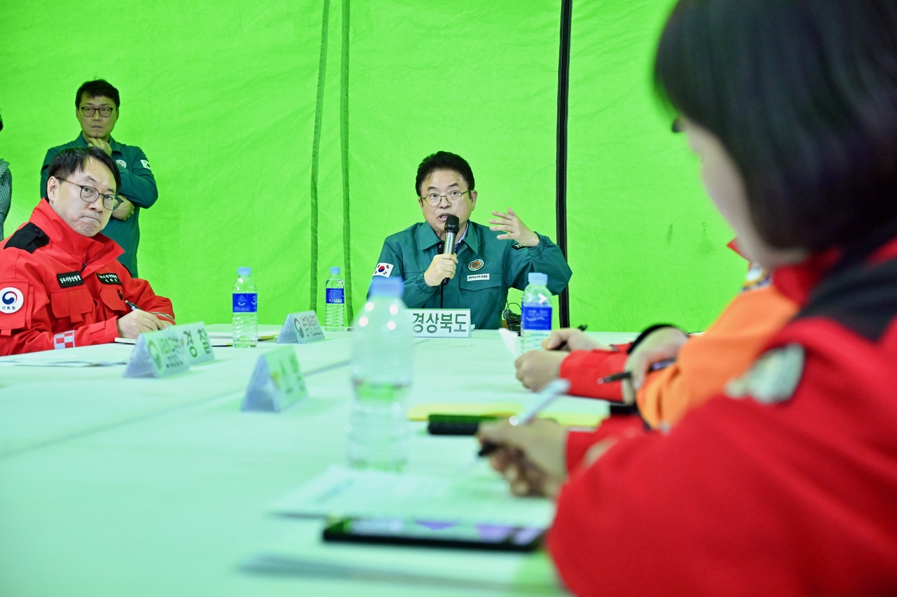 이철우 경북지사가 지난 22일 의성산불과 관련해 현장에서 상황판단회의를 열고 있다.[경북도 제공]