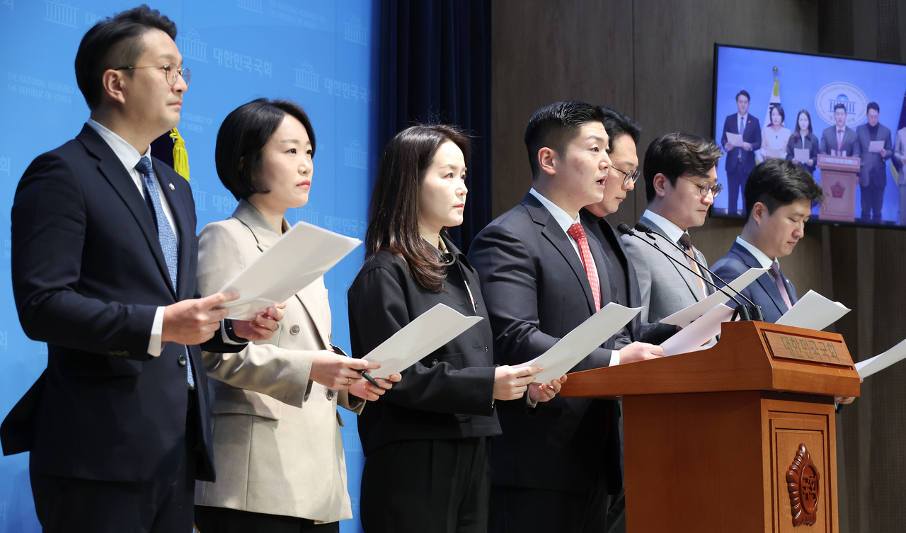 A bipartisan group of lawmakers in their 30s and 40s releases a joint statement expressing disagreement with the National Assembly’s recent approval of a reform to the national pension scheme, during a press briefing held at the Assembly in western Seoul on Sunday. Yonhap