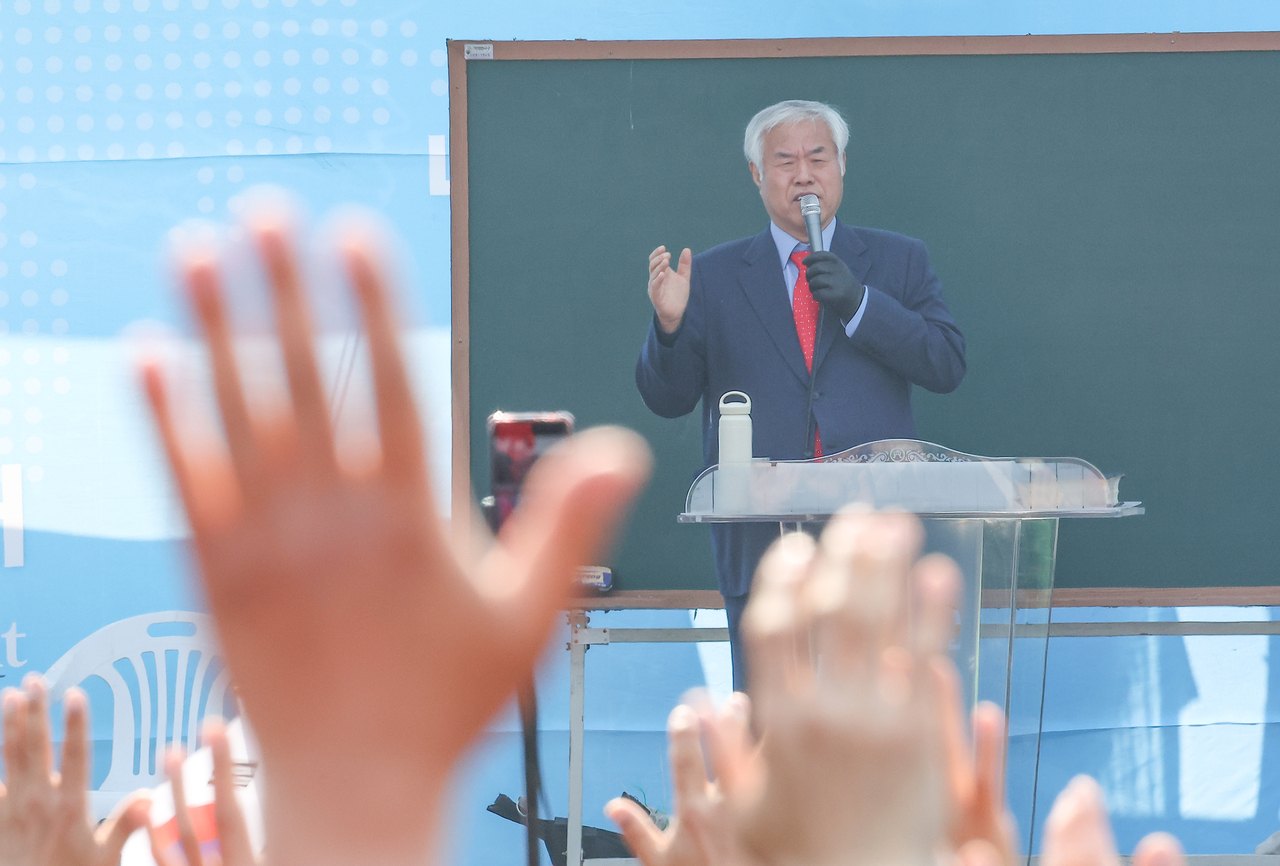 전광훈 사랑제일교회 목사가 서울 용산구 한남동 대통령 관저 인근에서 열린 사랑제일교회 연합 예배에서 설교하는 모습. [연합뉴스]