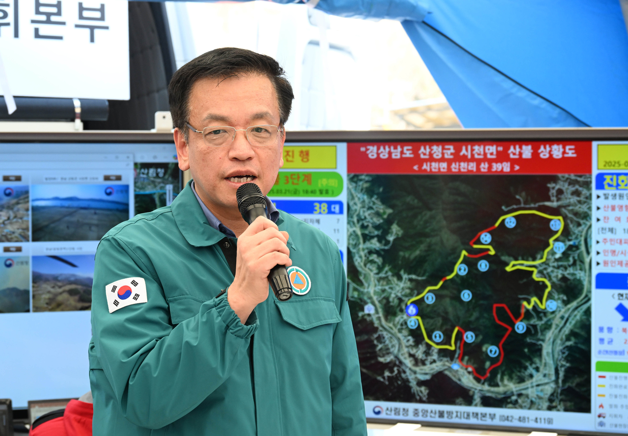 최상목 대통령 권한대행 부총리 겸 기획재정부 장관이 22일 경남 산청군 산청양수전력홍보관에 마련된 산불 현장 통합지휘본부에서 산불 진화 및 피해 상황 보고를 받은 뒤 발언하고 있다.  [기획재정부 제공]
