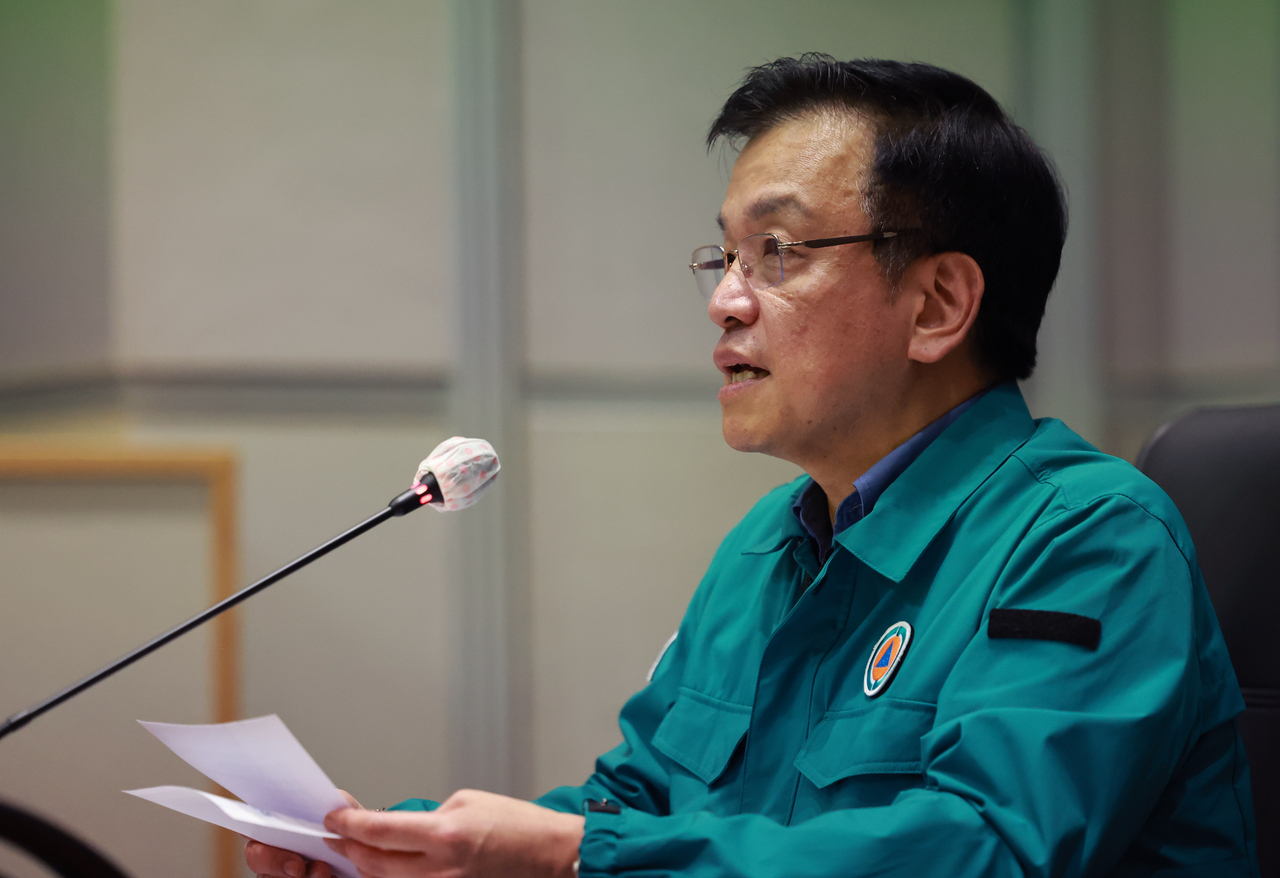 Acting President Choi Sang-mok makes remarks regarding multiple wildfires during a disaster control meeting in Seoul on Sunday. (Yonhap)