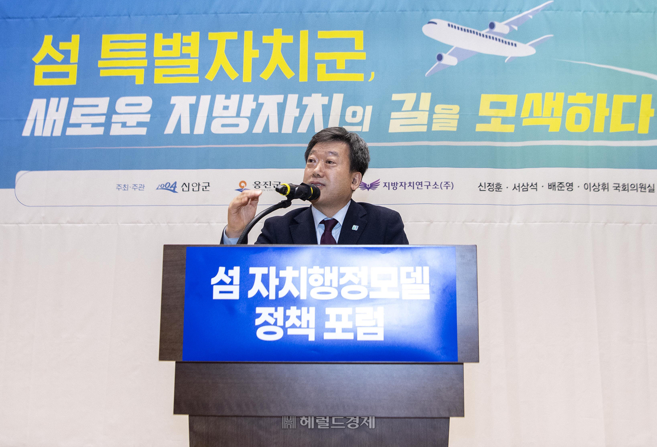 24일 국회 의원회관에서  열린‘섬 지역 자치행정 모델 도입을 위한 정책 포럼’에서  남한권 울릉군수가 환영사를 하고 있다.(울릉군 제공)