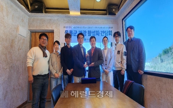 한국철도공사 대구본부는 지난 22일 남한권(오른쪽 네번째)울릉군수로부터 감사패를 수여받고 기념사진을 찍고 있다. (한국철도공사 대구본부 제공)