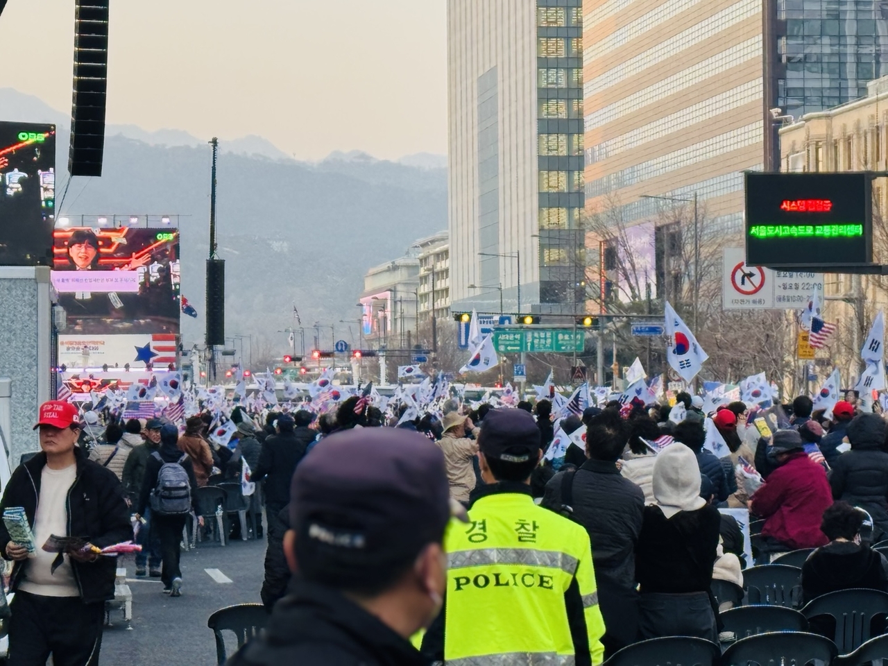 Protesters hold a rally at Gwanghwamun Plaza in Seoul on Saturday. (Sanjay Kumar/ The Korea Herald)