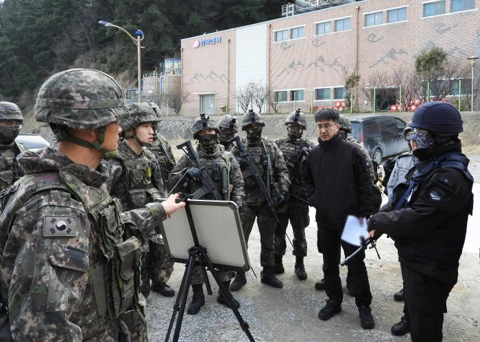 울릉군 내수전발전소 일대에서 열린 해군1함대 118전대 합동 도서방어훈련 참가자들이 작전회의를 하고있다. (해군 118전대 제공)