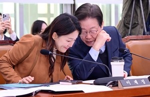 [헤럴드pic] 대화하는 이재명·이재정