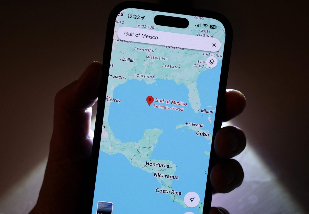 An image of Google Maps is seen displayed on a smartphone. (AFP-Yonhap)