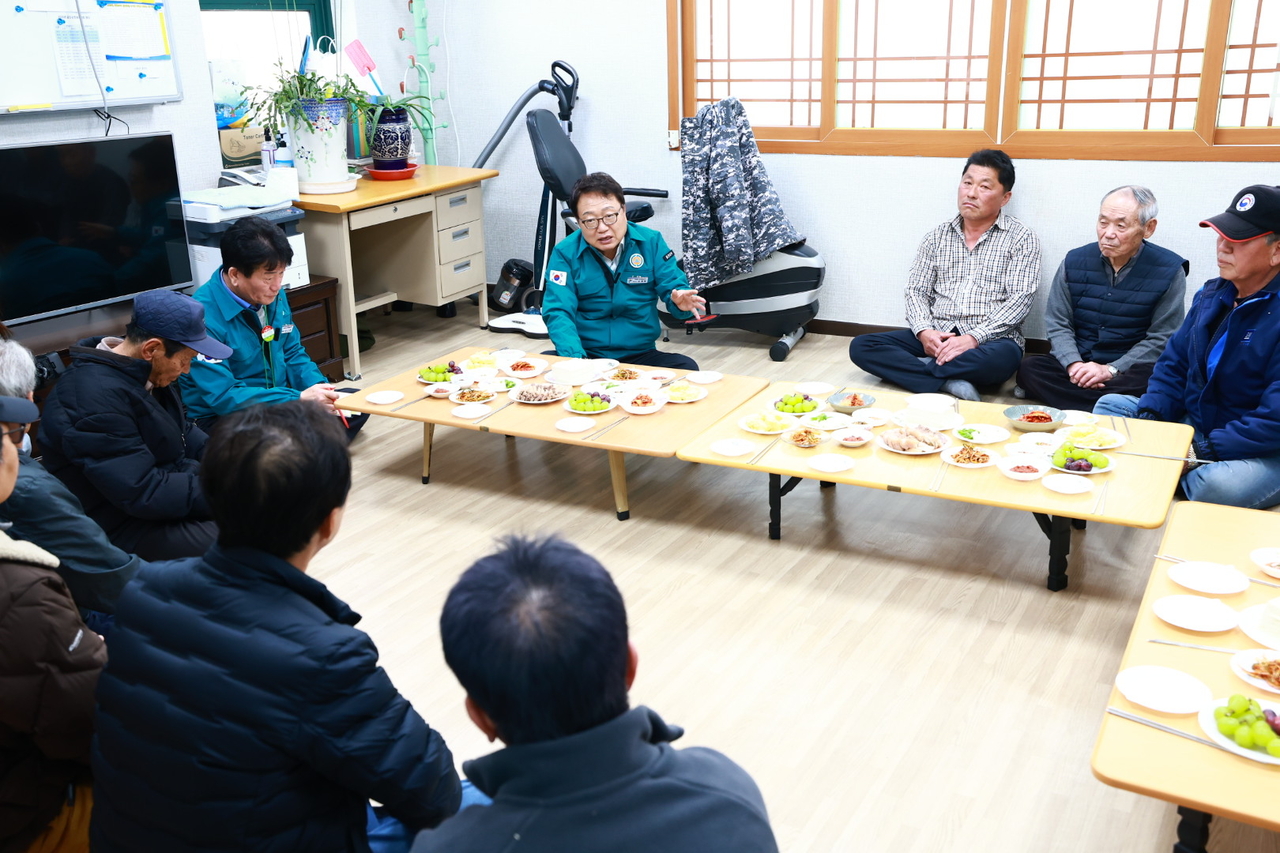 손병복 군수가 주민과의 맞춤형 소통을 하기위해 현장 행정을 실현하고 있다(울진군 제공)