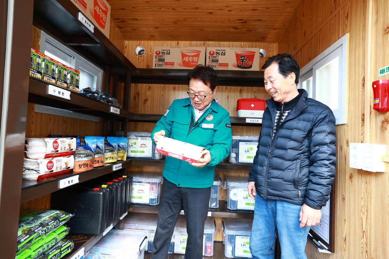 손병복 군수가 재난대비 안심 컨테이너 내부 물품을 점검하고 있다(울진군 제공)