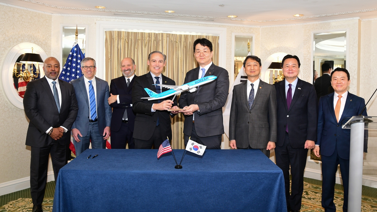 Korean Air Chair and CEO Walter Cho (center right) and Boeing CEO Kelly Orberg (center left) pose during a business partnership meeting in Washington DC, US, on Friday. The meeting was also attended by Korea’s Industry Minister Ahn Duk-geun (third from right) and his US counterpart, US Secretary of Commerce Howard Lutnick (third from left). (Korean Air)