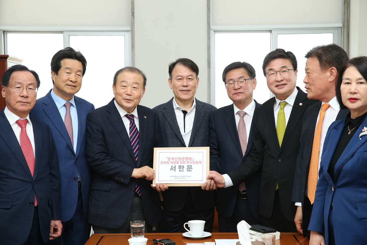양재생 부산상공회의소 회장을 비롯한 부산상의 회장단은 24일 오후 국회 정무위원장실에서 윤한홍 국회 정무위원장과 면담을 갖고 한국산업은행법 개정의 조속한 처리를 요청하는 상공계 서한문을 전달했다. [부산상공회의소 제공]