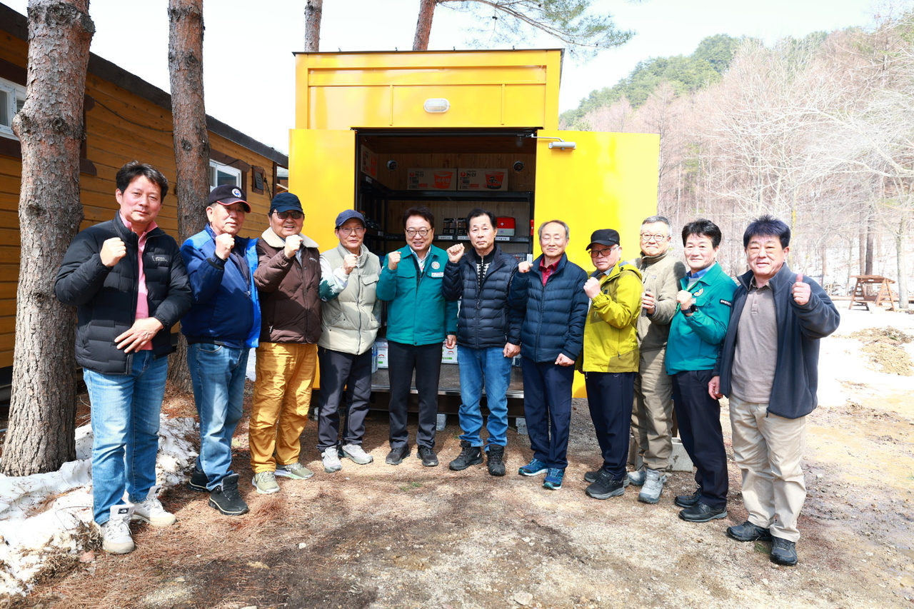 손병복 군수가 재난대비 안심 컨테이너설치 지역 주민들과 기념사진을 찍고 있다.(울진군 제공)