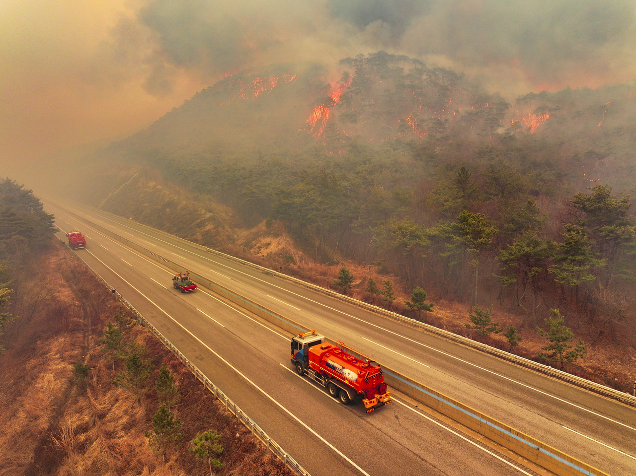 Wildfire ravaging across Euiseong-gun, North Gyeongsang Province is seen on Monday. (Yonhap)