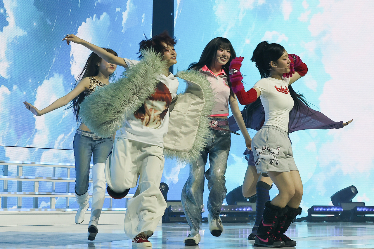 KiiiKiii performs during their debut showcase at Blue Square in Yongsan-gu, Seoul, Monday. (Yonhap)