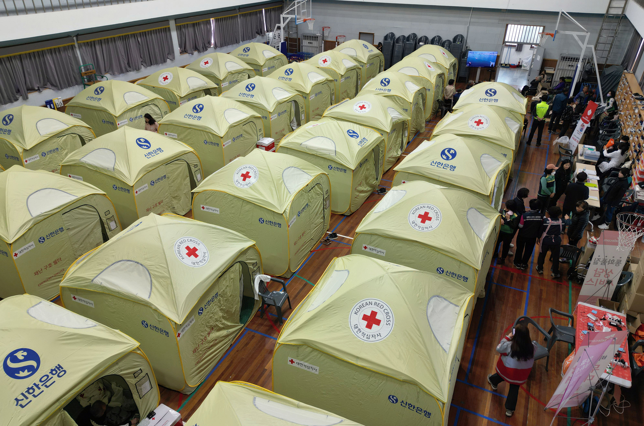 Sancheong's wildfire evacuation shelter set up in Danseong Middle School in Danseong-myeon, Sancheong-gun, South Gyeongsang Province, on Monday. (Yonhap)