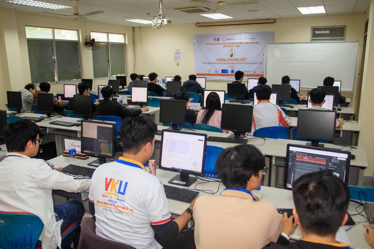 Vietnamese youth participate in the 6th Vietnam Informatics Olympiad in Da Nang, Vietnam, held Friday through Saturday. (Hanwha Life)