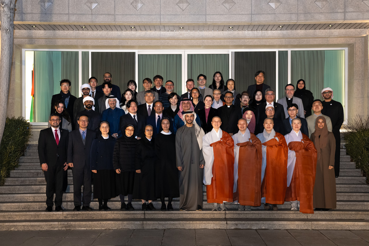 Emirati Ambassador Abdulla Saif Al Nuaimi (sixth from right) at an event marking Tolerance and Coexistence in Seoul, South Korea. (UAE Embassy in Seoul)