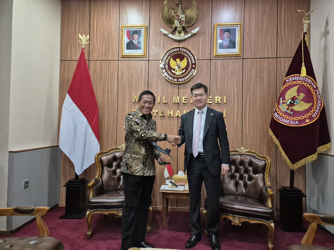 Seok Jong-gun (right), minister of South Korea's Defense Acquisition Program Administration, poses for a photo with Indonesian Deputy Defense Minister Donny Ermawan Taufanto during their meeting in Jakarta on March 21, in this photo. (Defense Acquisition Program Administration)