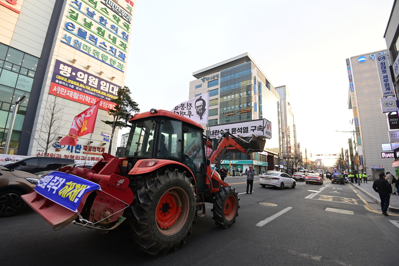 A tractor is seen at a protest against President Yoon Suk Yeol on a street in Gangneung, Gangwon Province, on Feb. 15. (Yonhap)