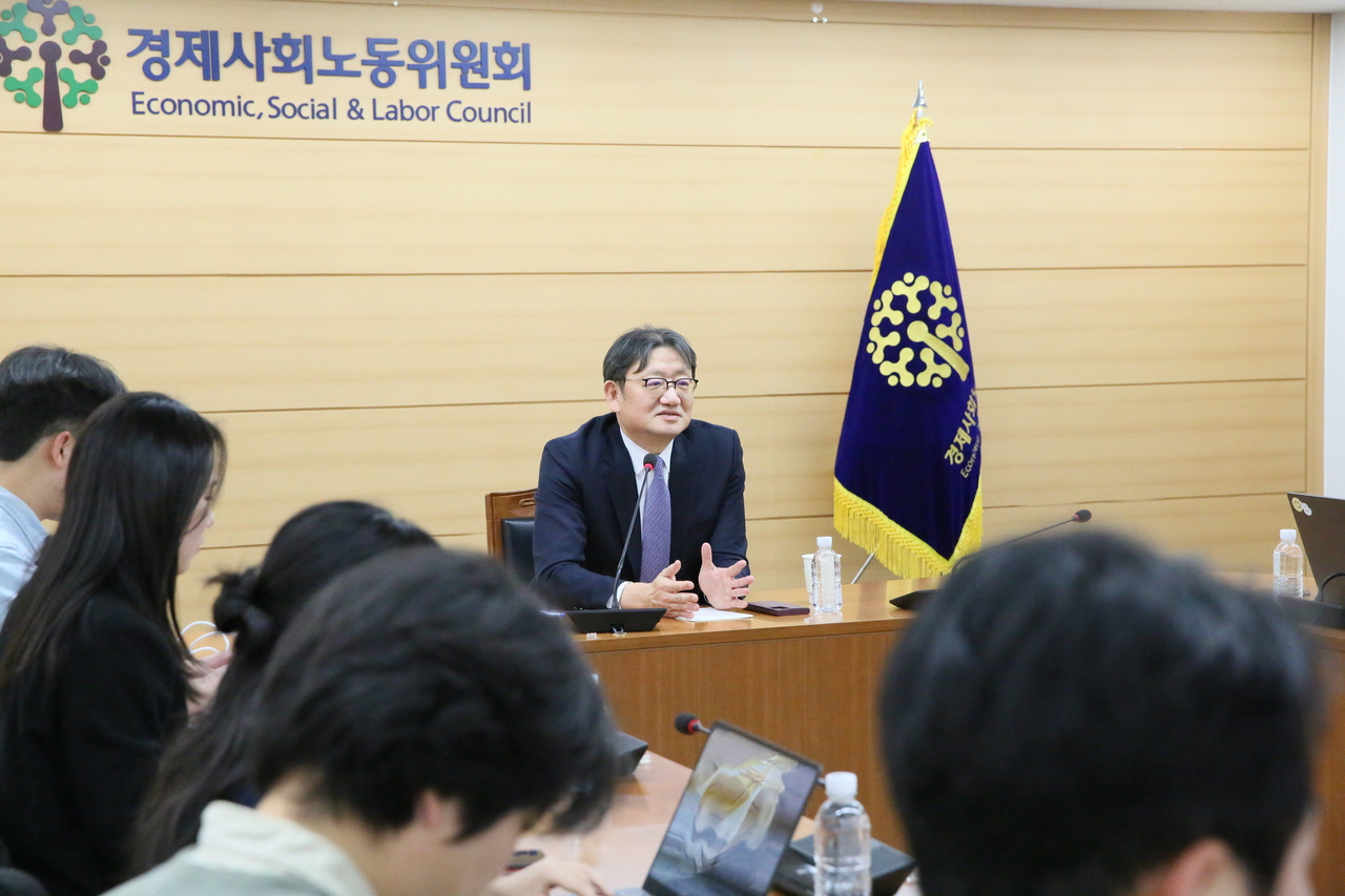 권기섭 경제사회노동위원회 위원장이 20일 서울 중구 경사노위에서 열린 기자 간담회에서 기자들의 질의에 답하고 있다. [경제사회노동위원회 제공]